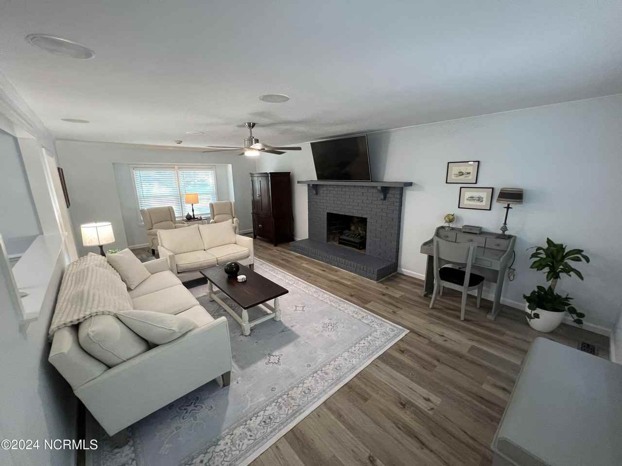 518 Rose Ave - Photo 2 of 12