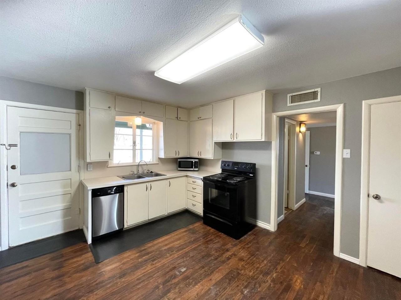 3118 31st St - Photo 5 of 17