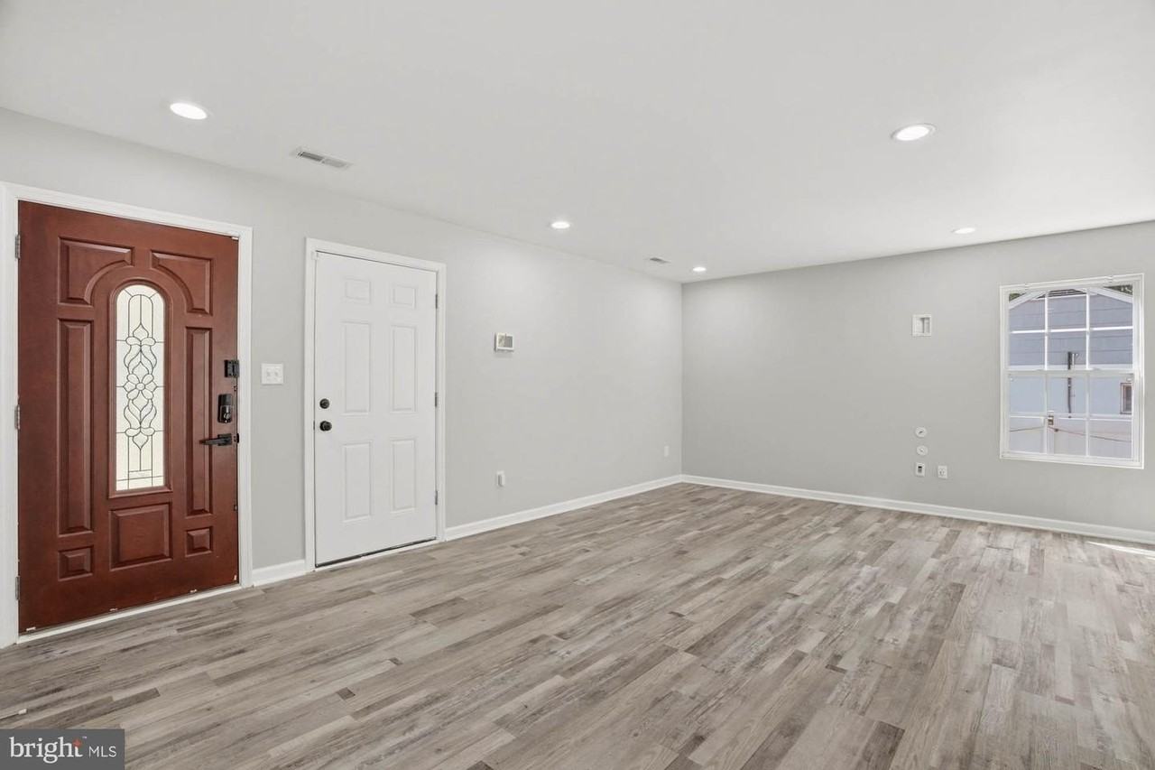 283 Shorewood Dr - Photo 5 of 38