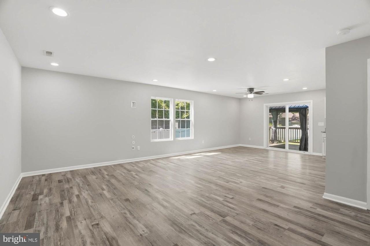 283 Shorewood Dr - Photo 6 of 38