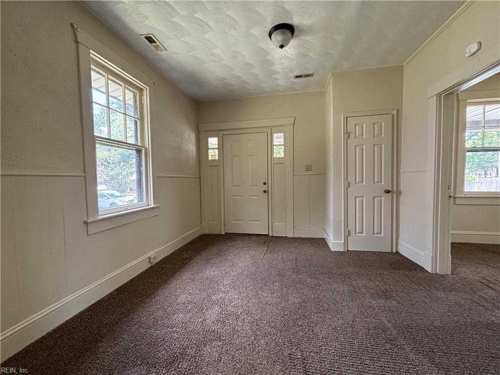 316 Constitution Ave - Photo 4 of 21