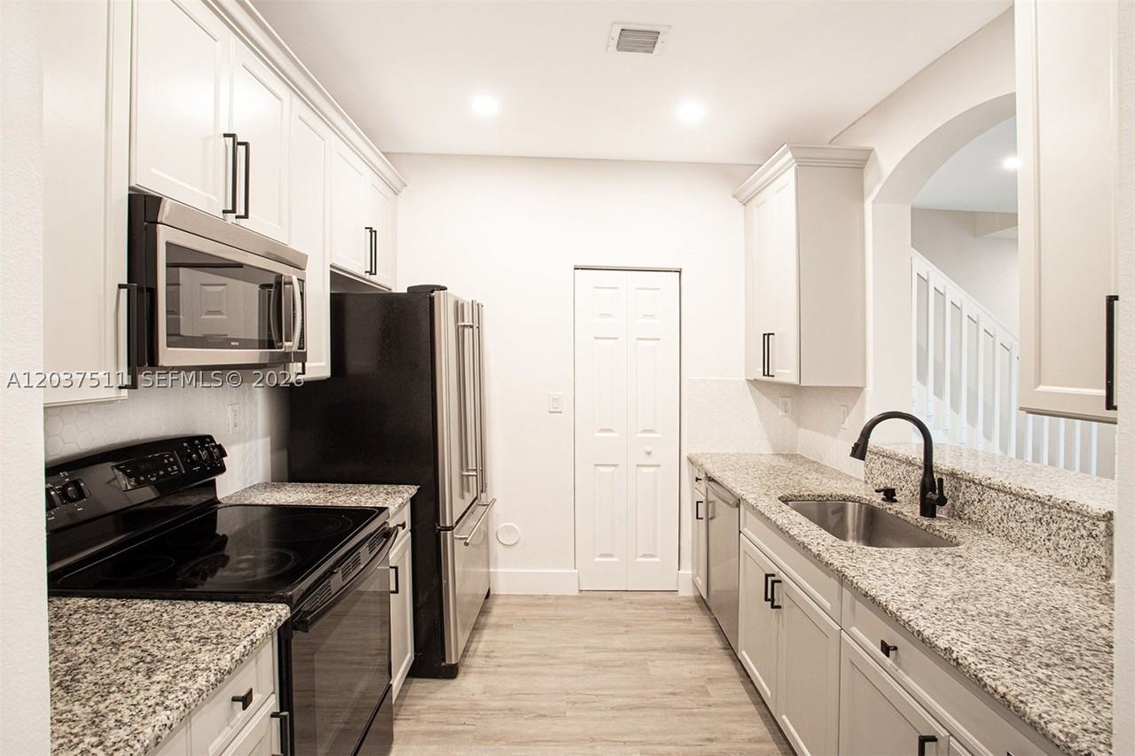 4234 Ne 9th St #4234 - Photo 2 of 20