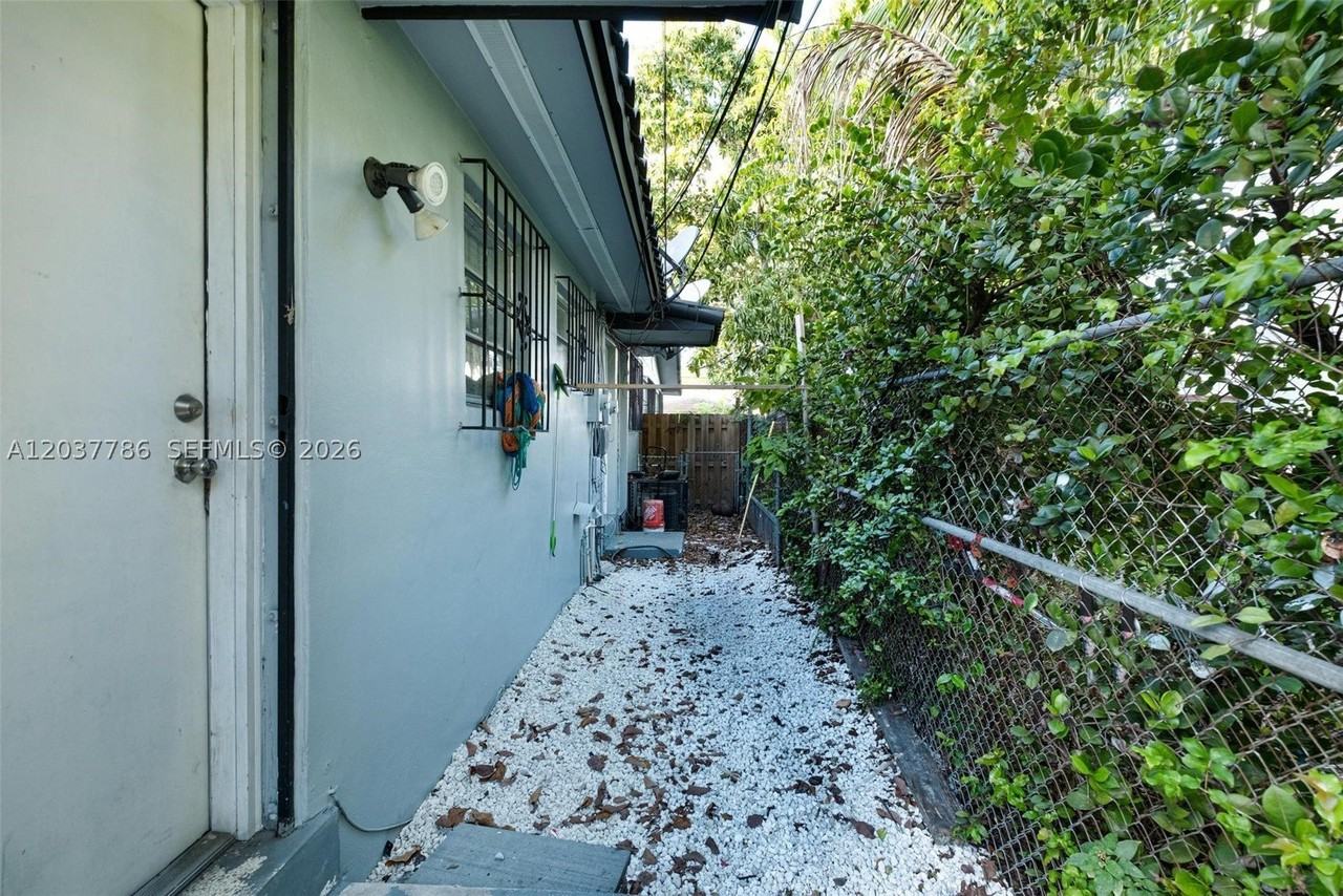 1519 Nw 40th St #1 - Photo 2 of 12