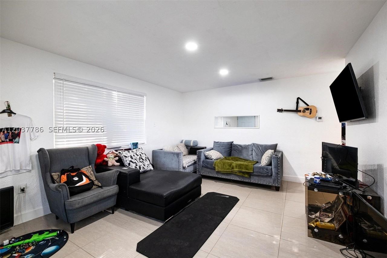 1519 Nw 40th St #1 - Photo 4 of 12
