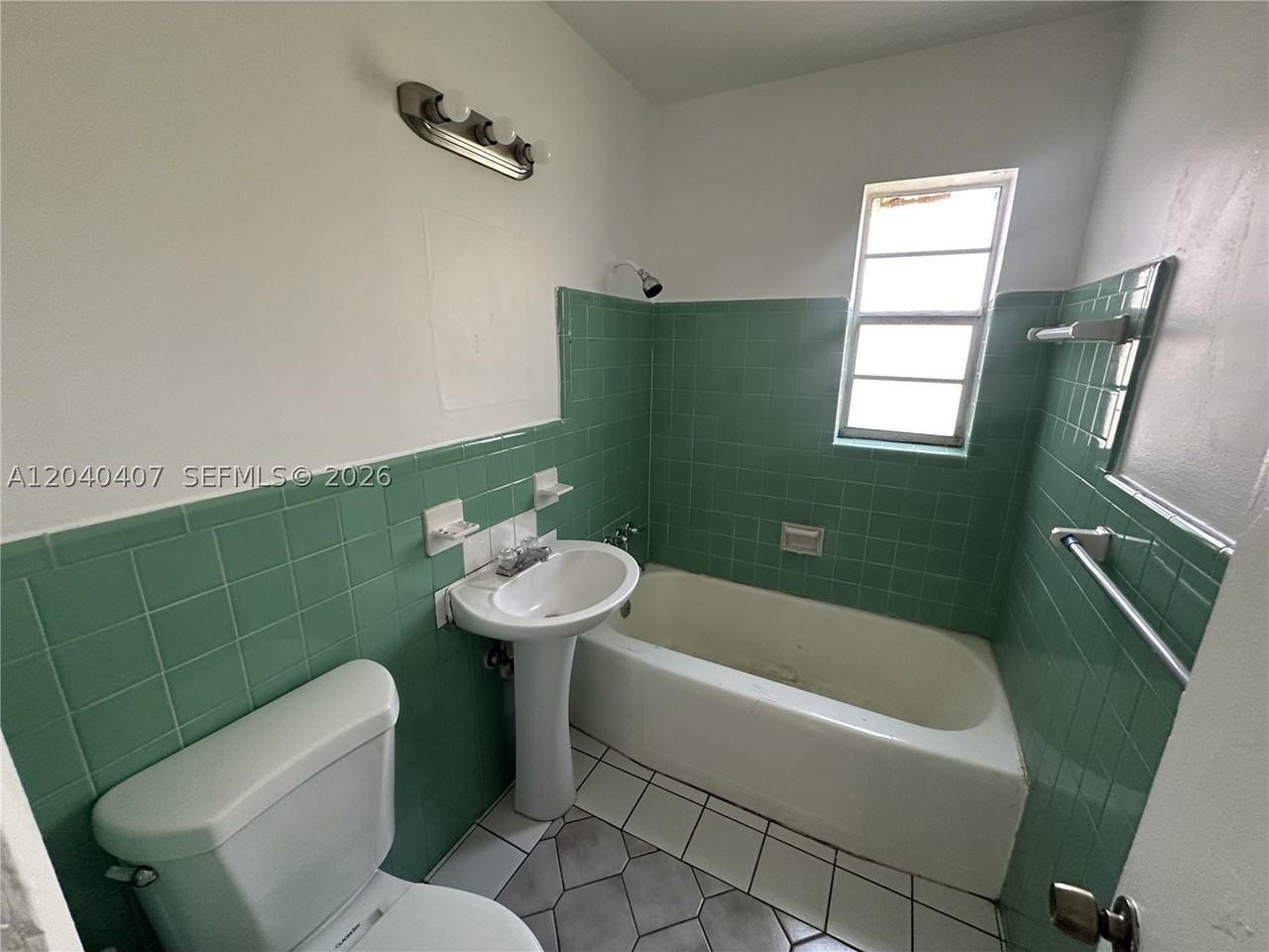 820 Nw 4th Ave - Photo 2 of 13