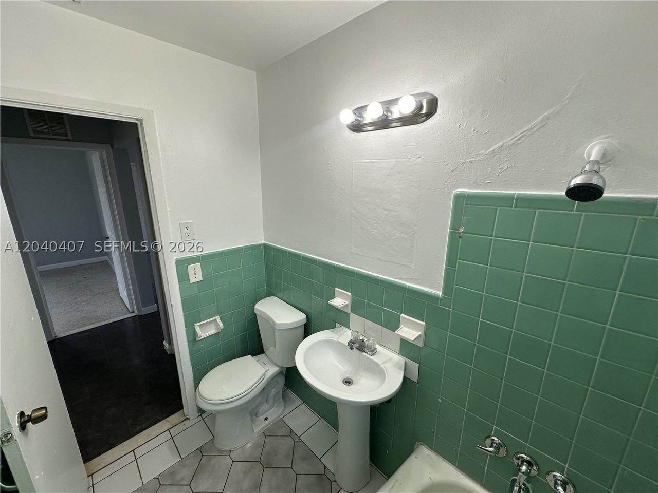 820 Nw 4th Ave - Photo 4 of 13