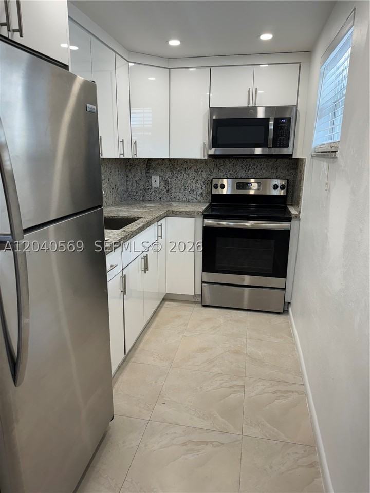 1025 Sw 6th Ave #2 - Photo 2 of 11