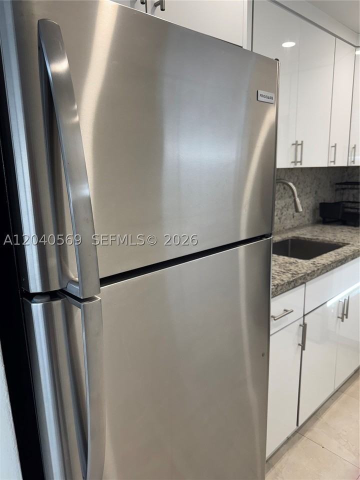 1025 Sw 6th Ave #2 - Photo 4 of 11