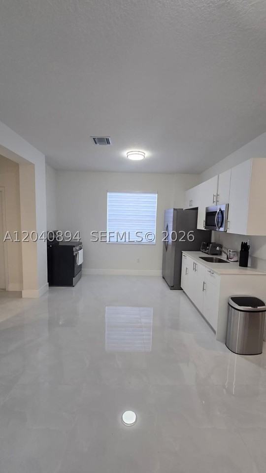 2248 Se 30th St #1 - Photo 6 of 18