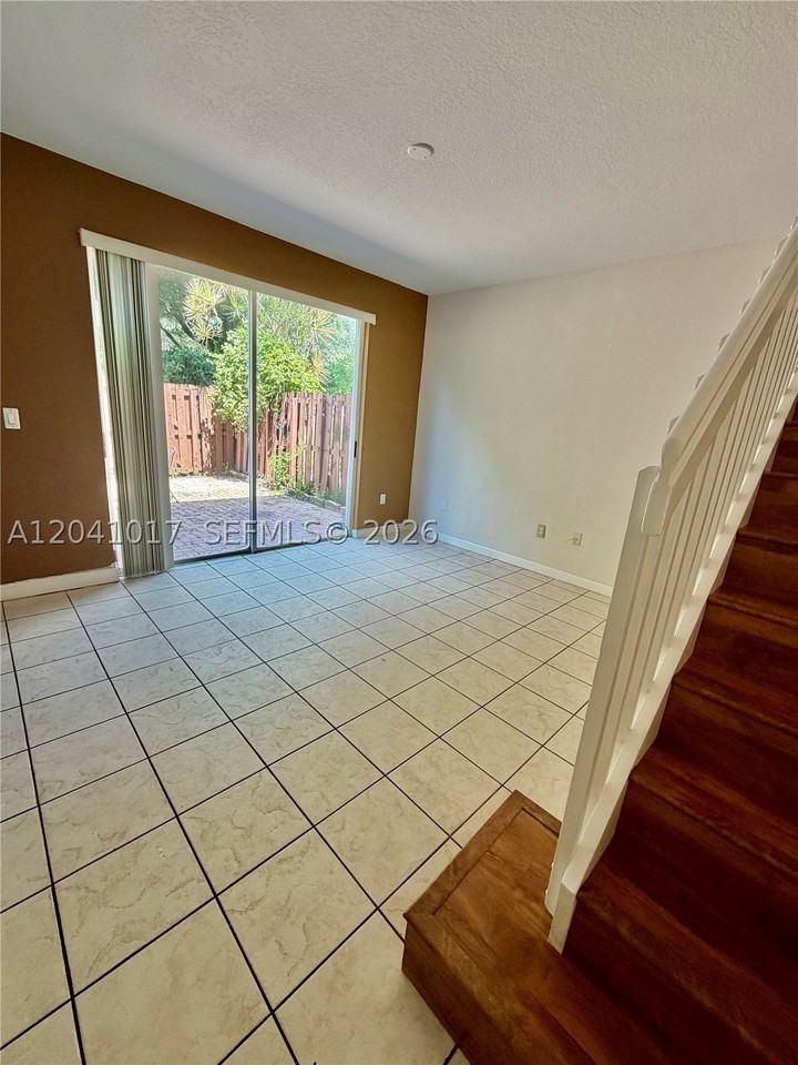 5770 Nw 113th Pl - Photo 4 of 12