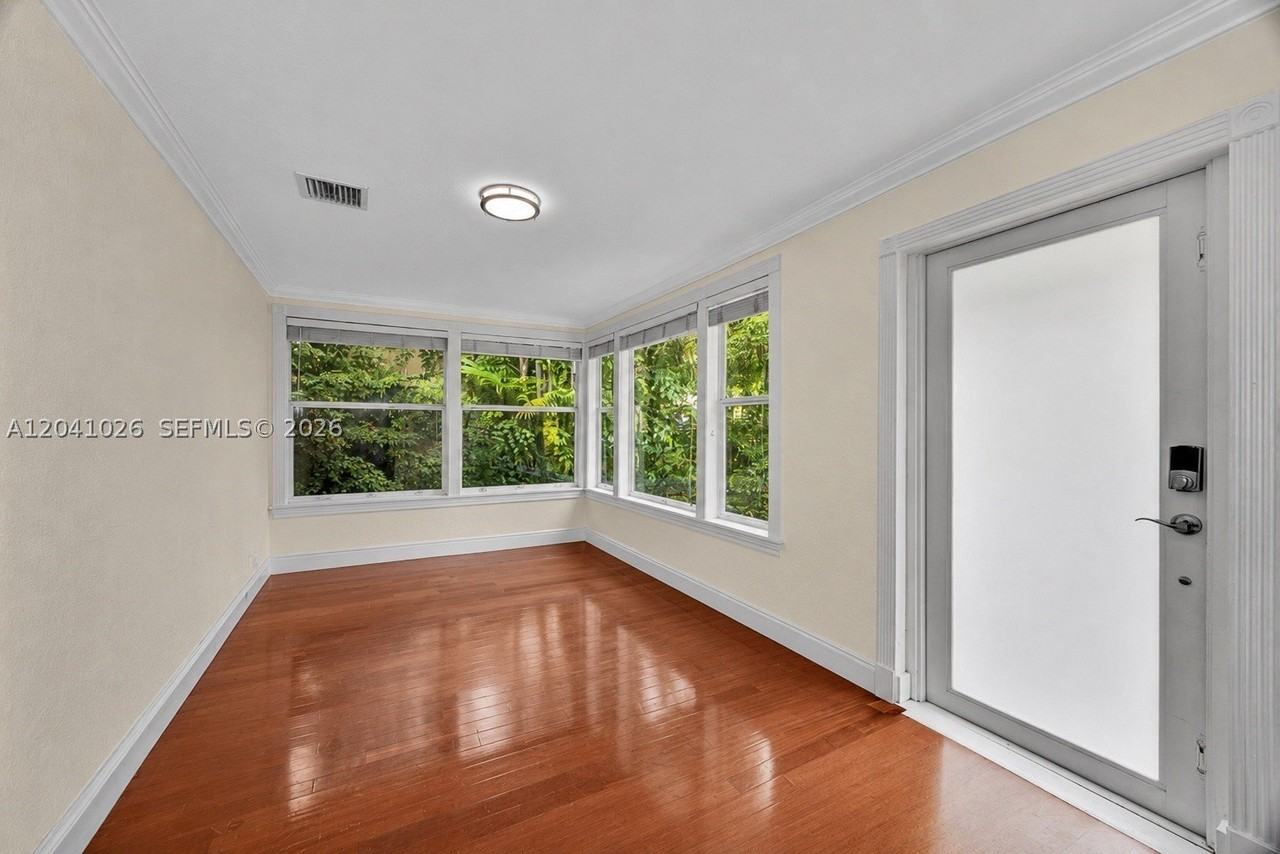 829 Medina Ave - Photo 3 of 18