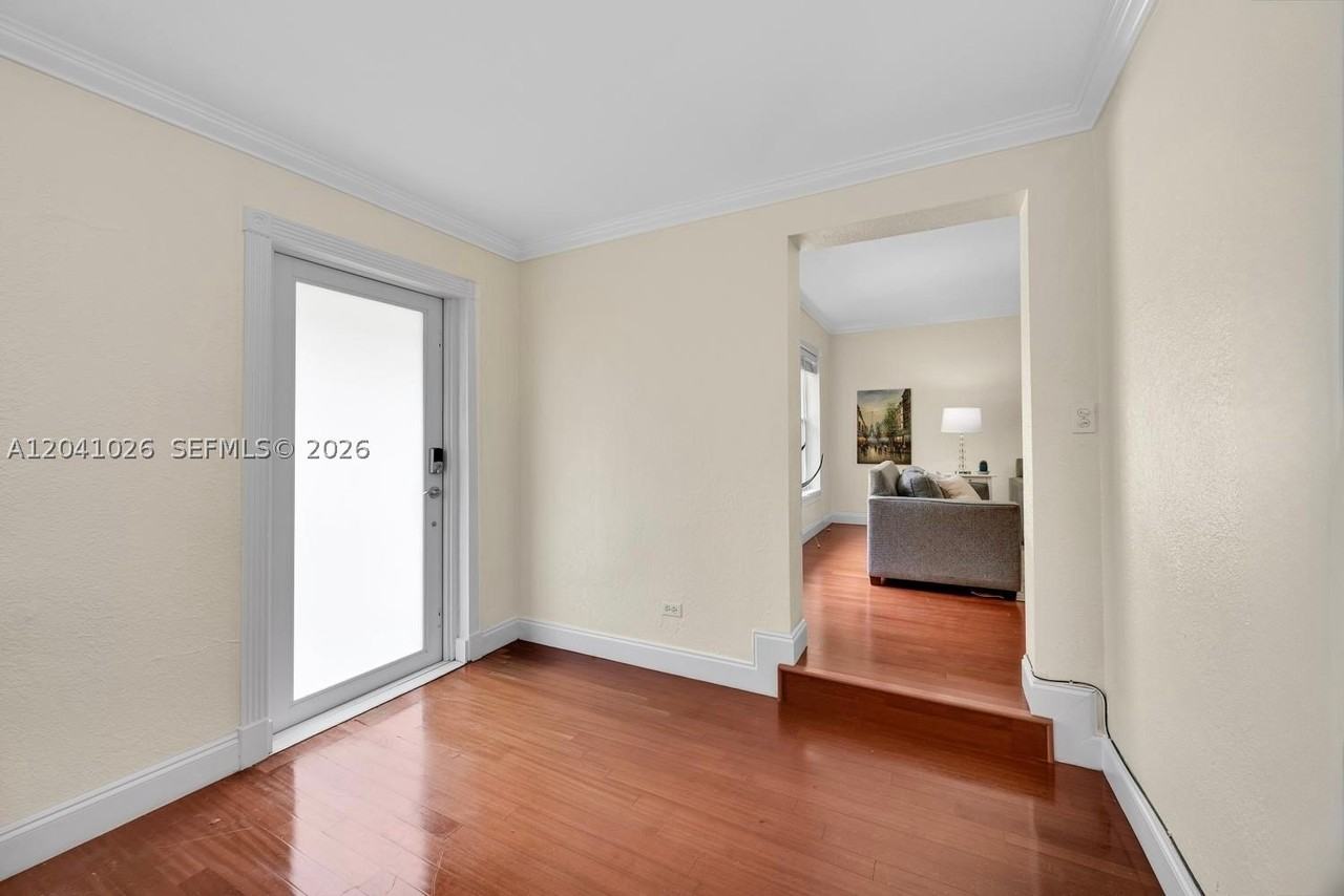 829 Medina Ave - Photo 4 of 18