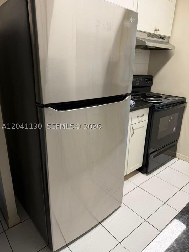 314 S J St #4 - Photo 3 of 10