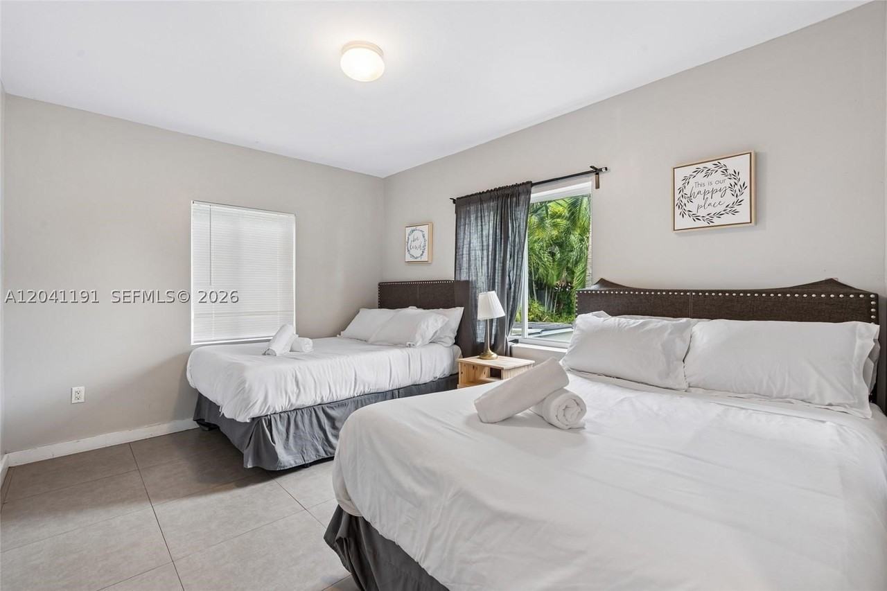 435 Ne 69th St #1 - Photo 4 of 32