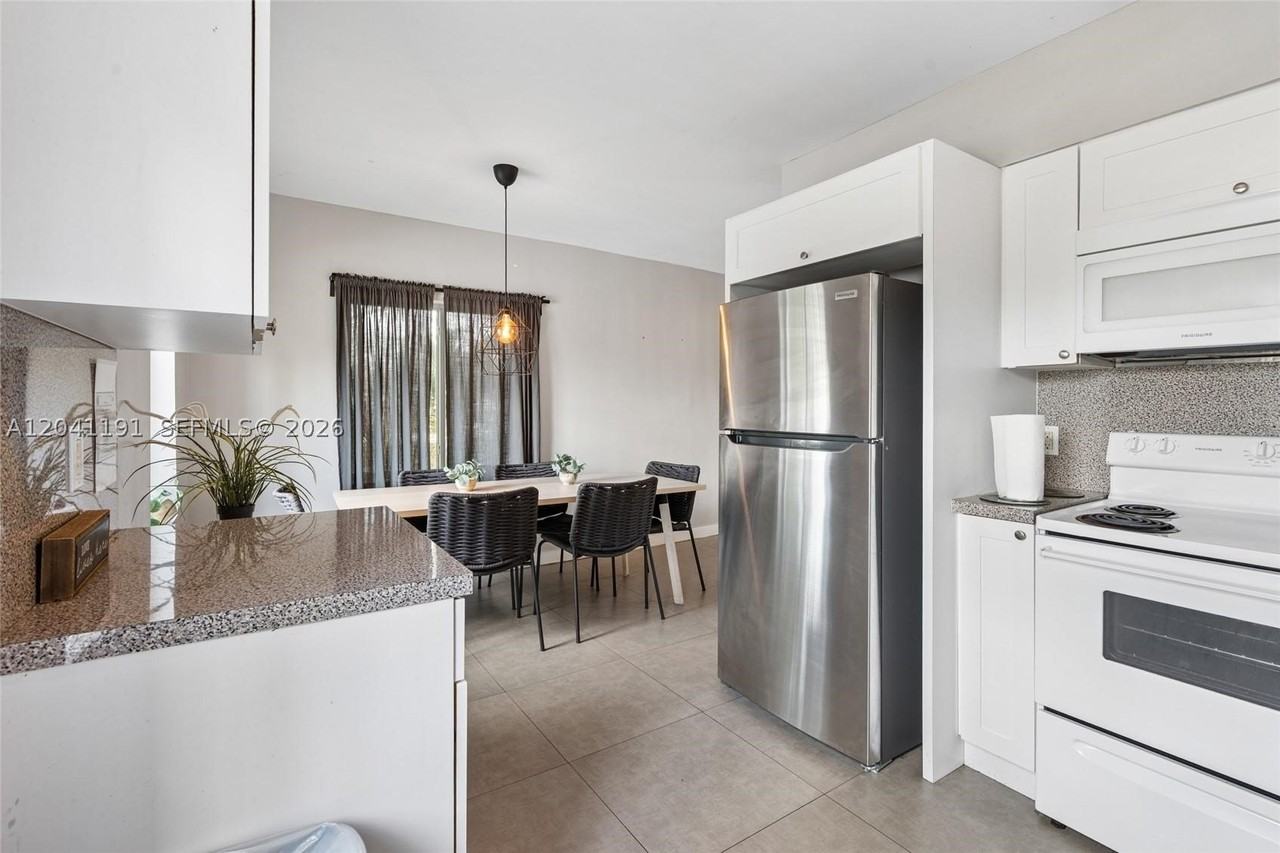 435 Ne 69th St #1 - Photo 5 of 32