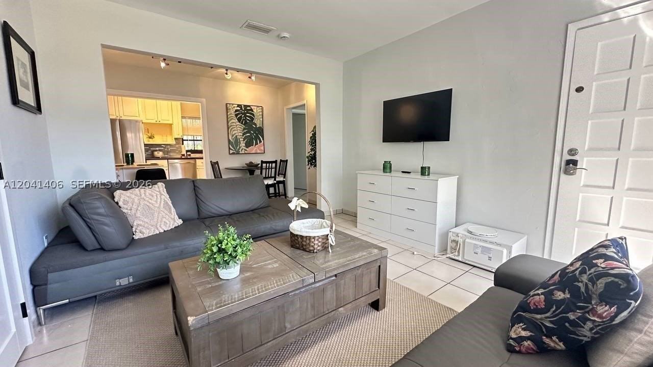 2475 Sw 24th Ter - Photo 4 of 35