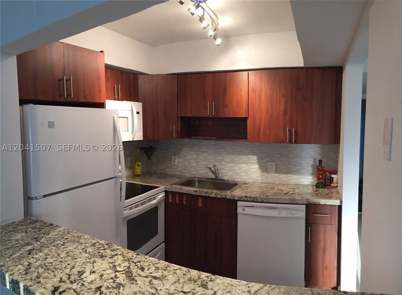 165 Ellesmere C #C - Photo 3 of 8