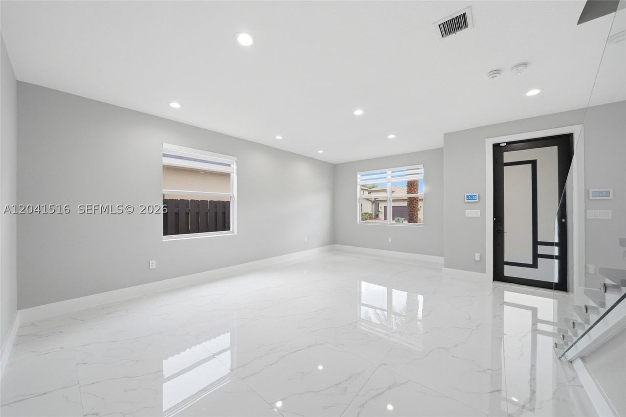 4107 Ne 20th St #4107 - Photo 3 of 33