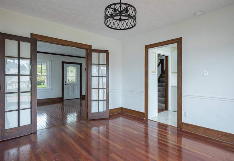 9 Wiltshire Boulevard - Photo 3 of 15
