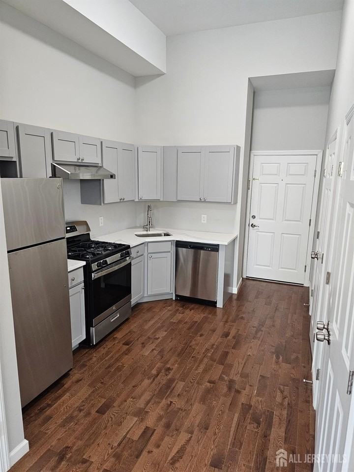 33 2nd St - Photo 2 of 10