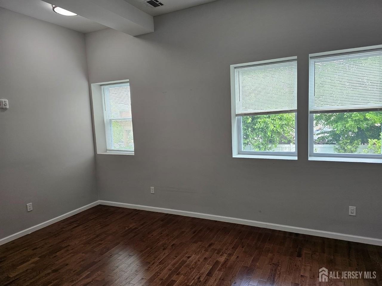 33 2nd St - Photo 3 of 10