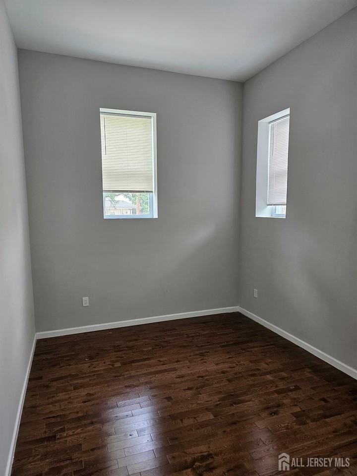 33 2nd St - Photo 5 of 10