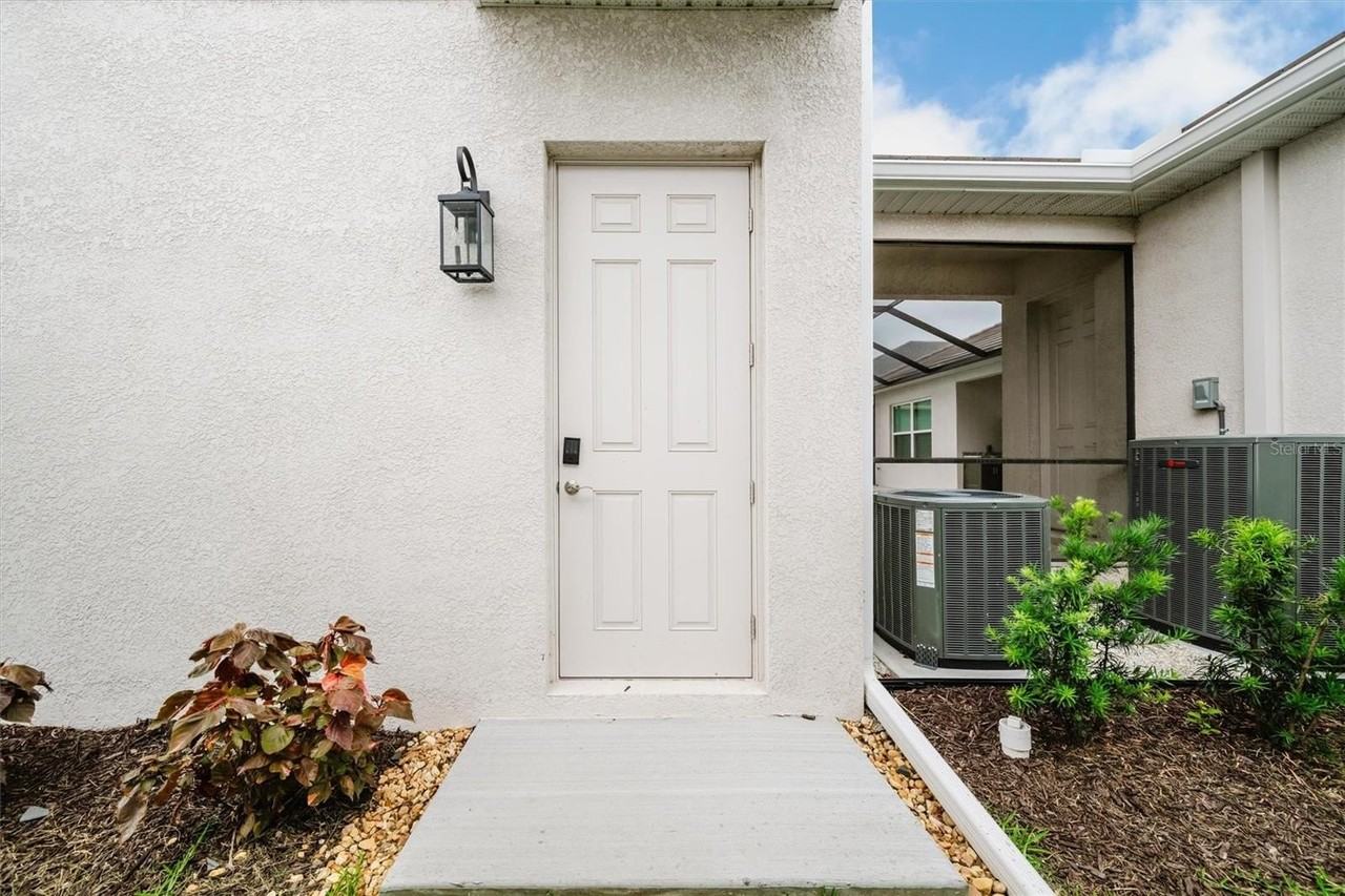 7910 Lake Flores Ave - Photo 2 of 29