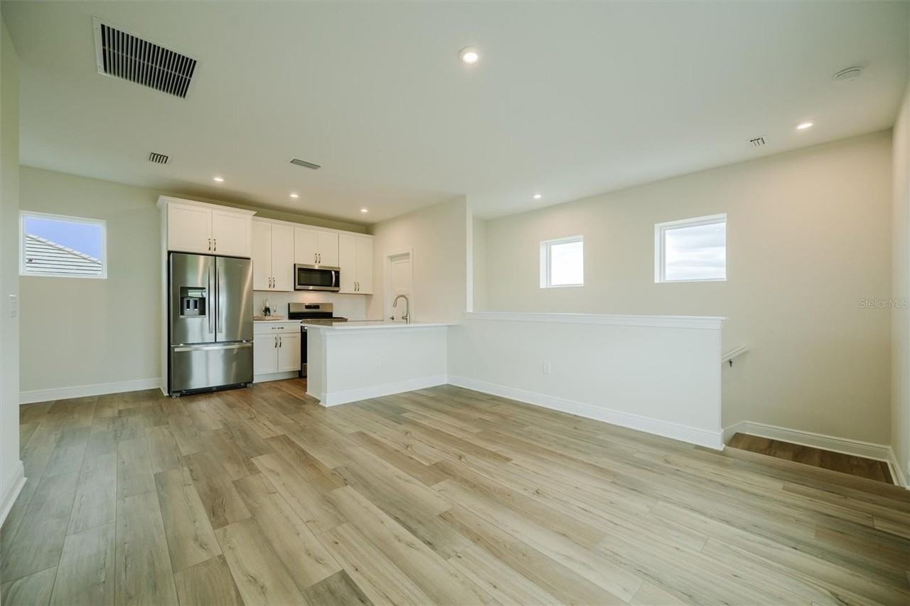 7910 Lake Flores Ave - Photo 4 of 29