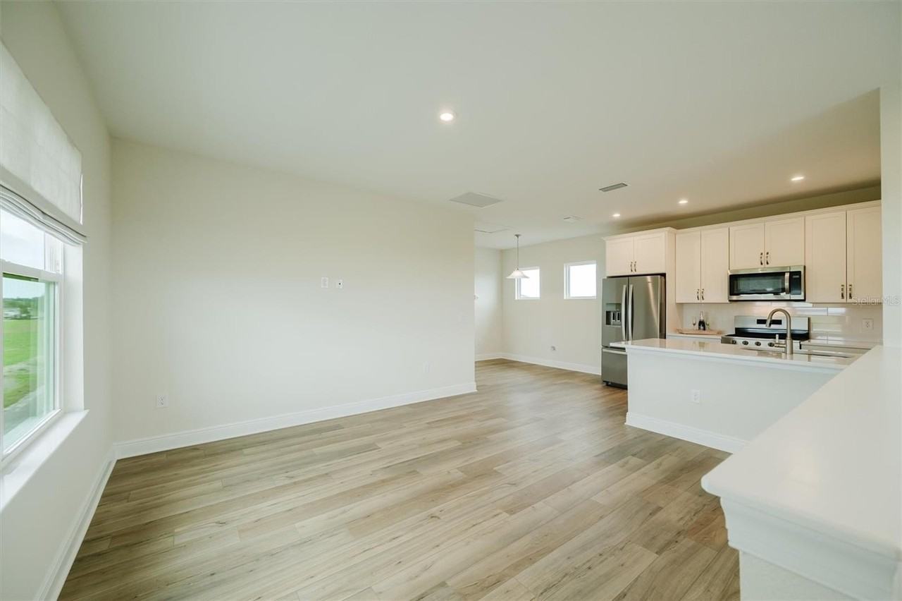 7910 Lake Flores Ave - Photo 5 of 29
