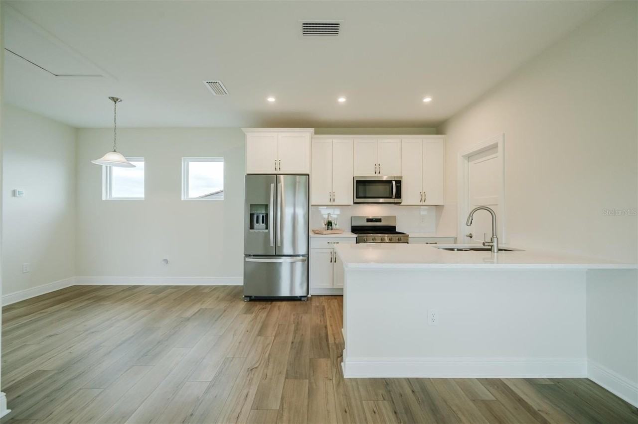 7910 Lake Flores Ave - Photo 6 of 29