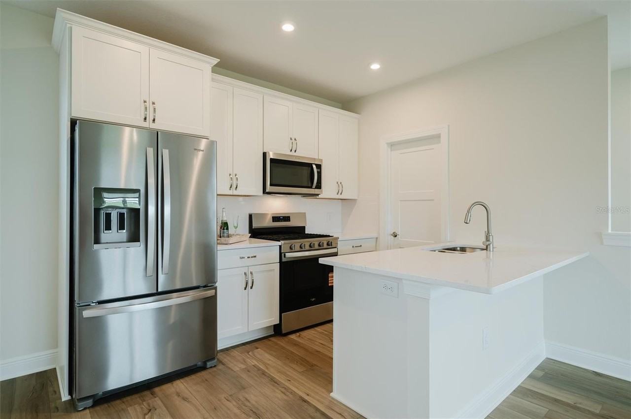7910 Lake Flores Ave - Photo 7 of 29