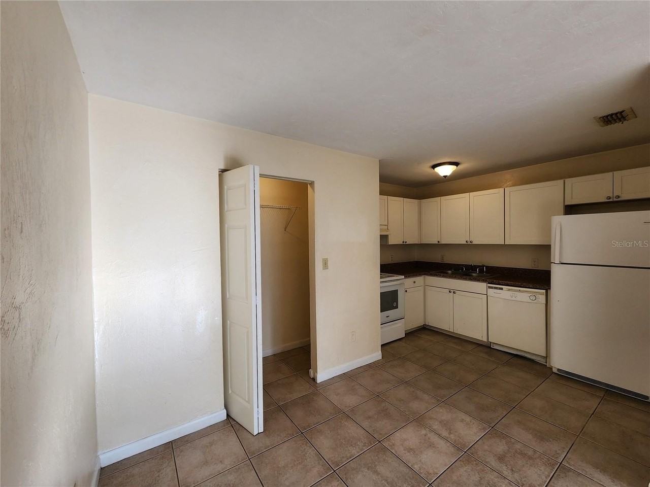 2529 Nw 62nd Pl - Photo 5 of 28