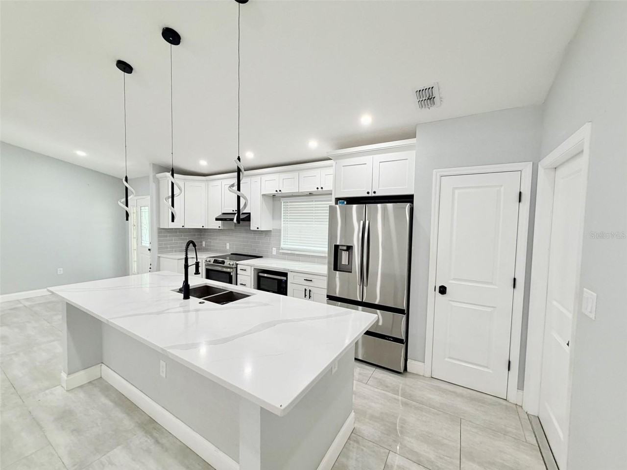 1543 Heather Way - Photo 3 of 18