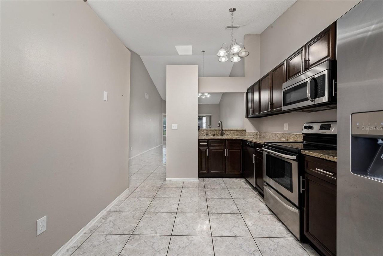140 Lakepointe Cir - Photo 4 of 26