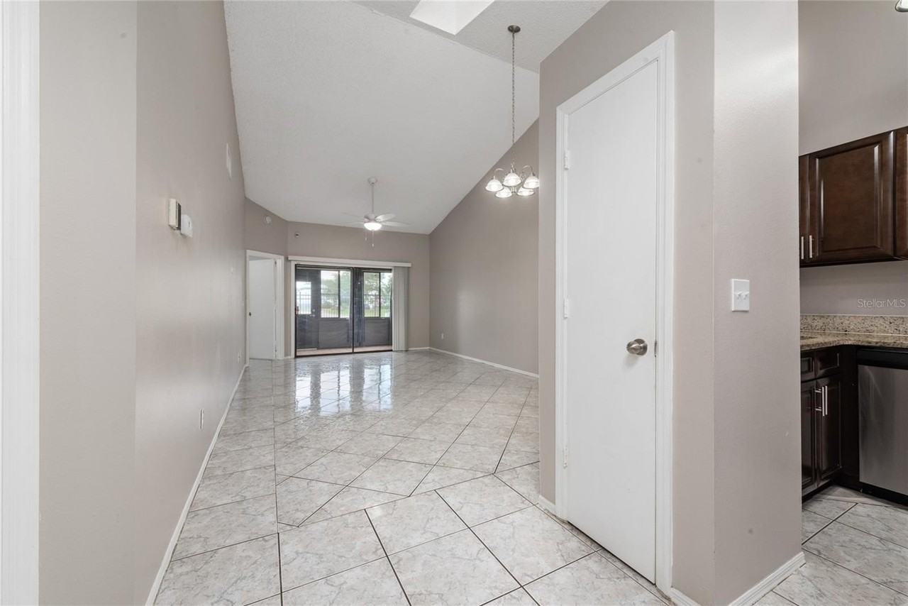 140 Lakepointe Cir - Photo 6 of 26