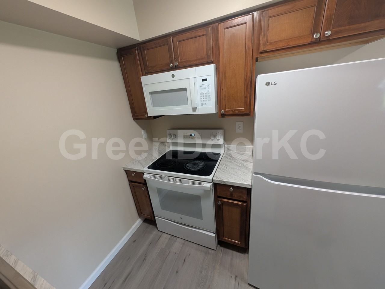 405 Holiday Dr #405 - Photo 2 of 11