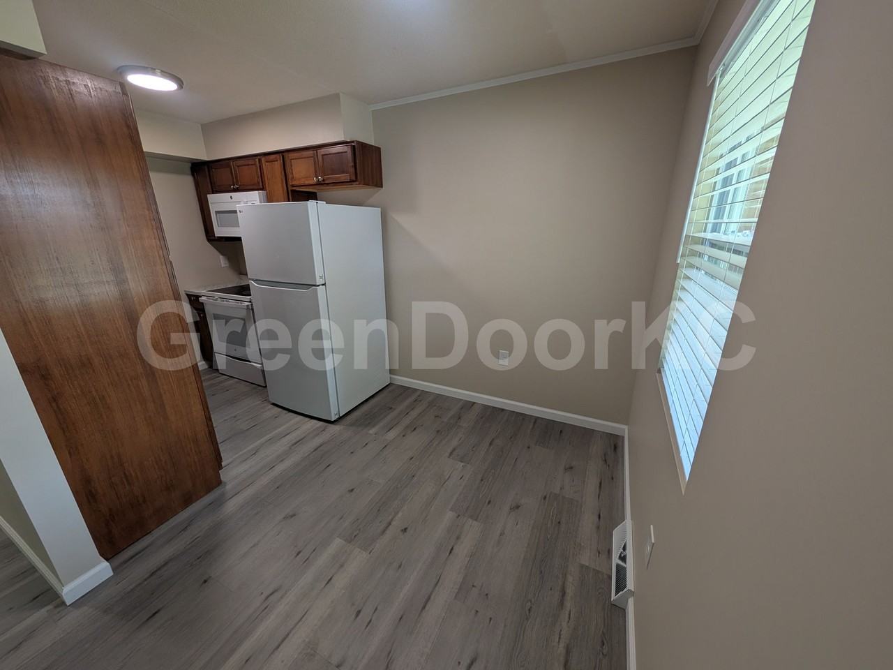 405 Holiday Dr #405 - Photo 4 of 11