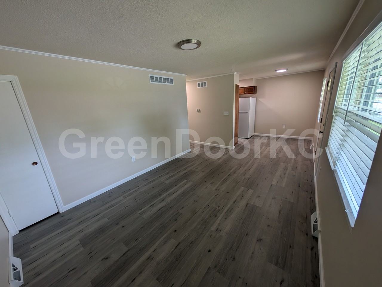 405 Holiday Dr #405 - Photo 5 of 11