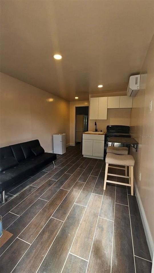 1413 S Warren Ave - Photo 3 of 13