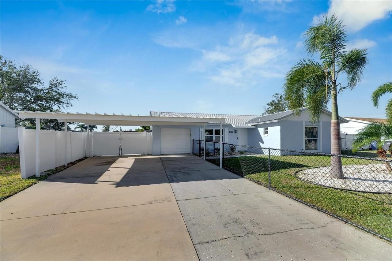 412 Flamingo Dr - Photo 5 of 50
