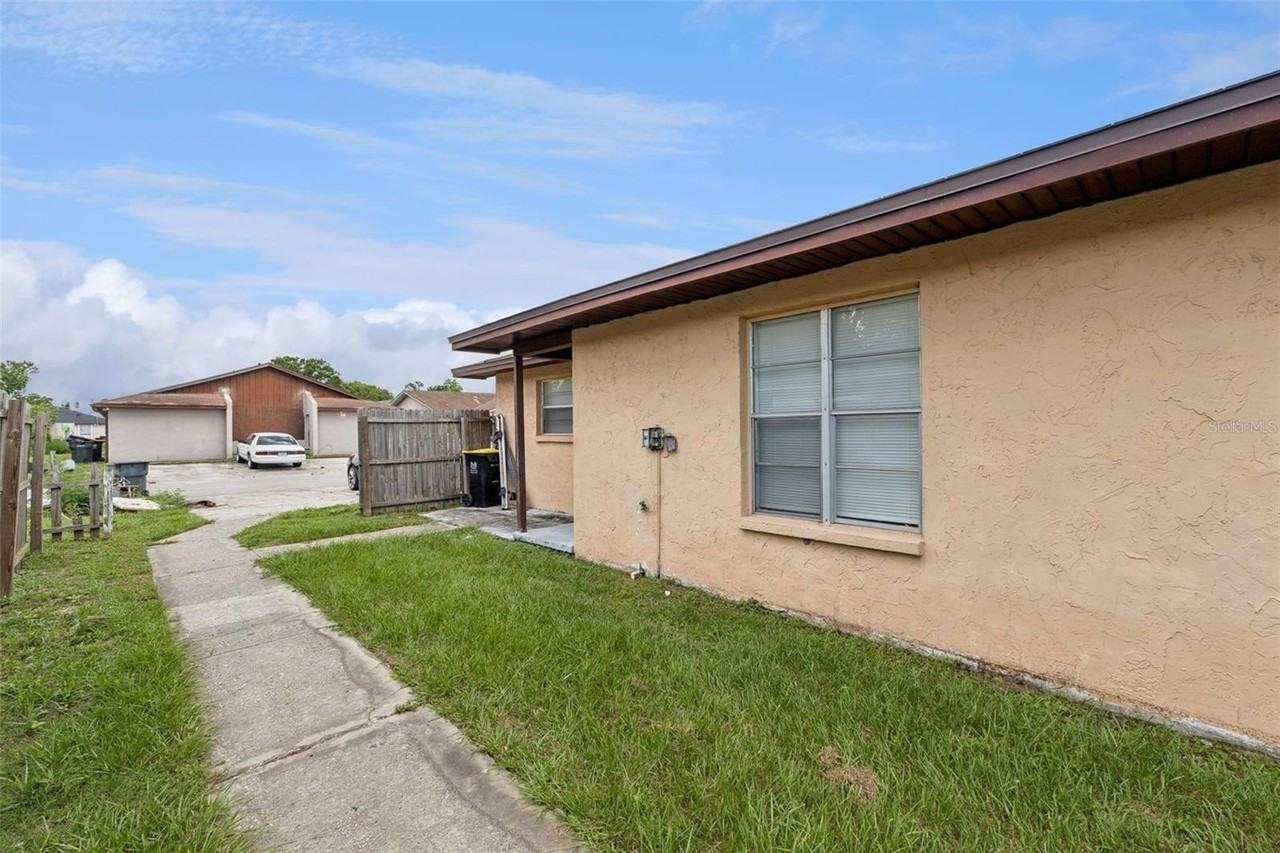 1048 Buccaneer Dr - Photo 3 of 24