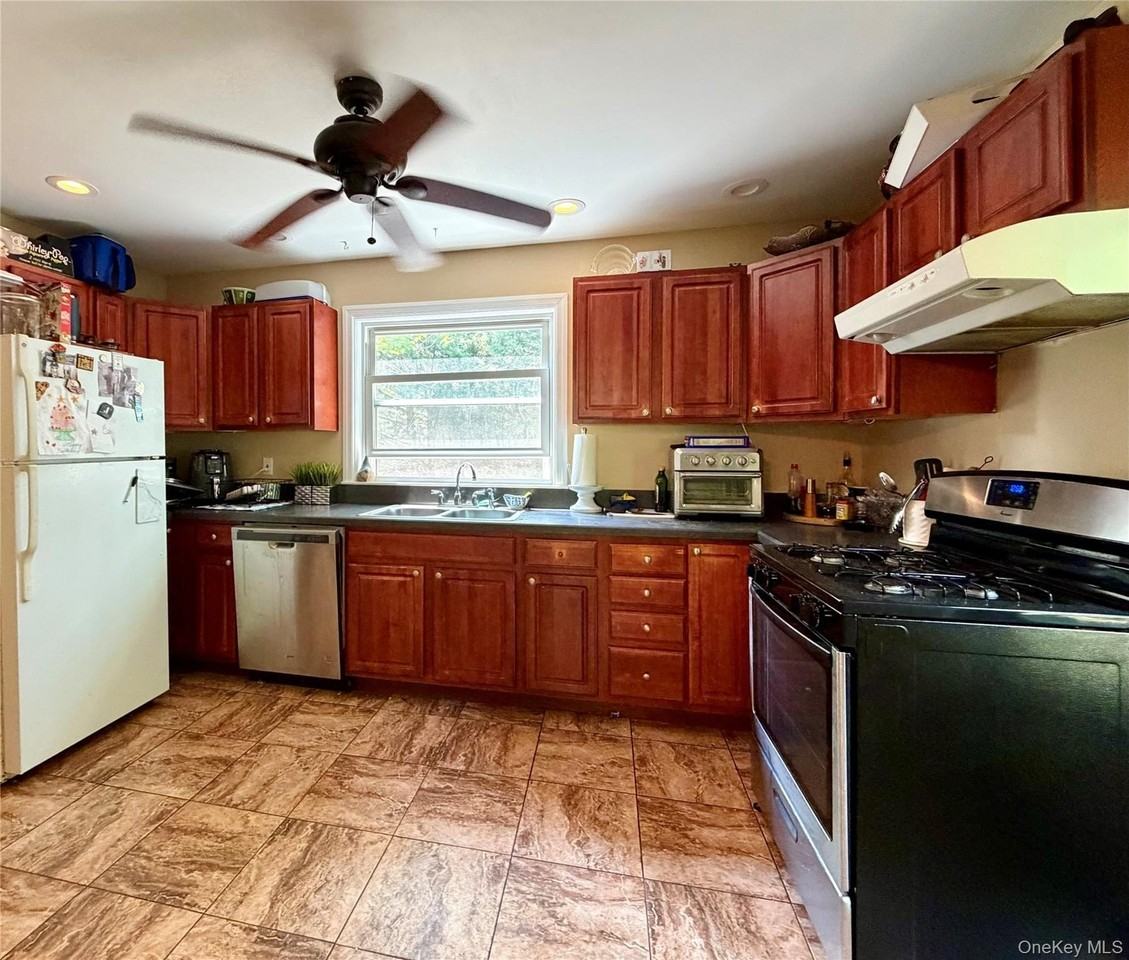 149 Fort Salonga Rd - Photo 5 of 20