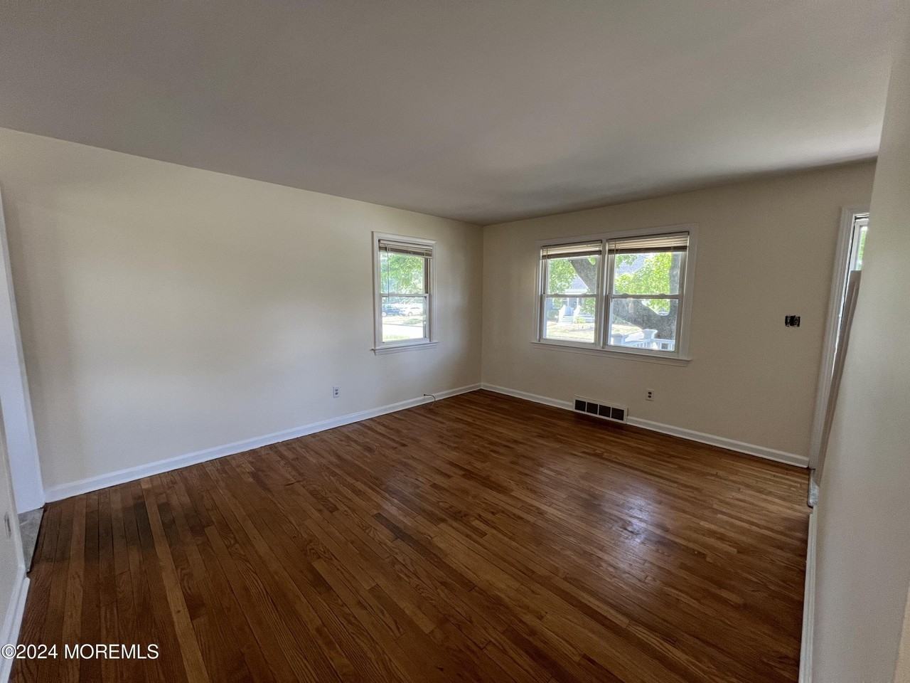 99 Mclean St - Photo 6 of 30
