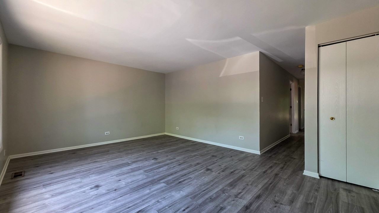 16724 Hillside Pl - Photo 2 of 15