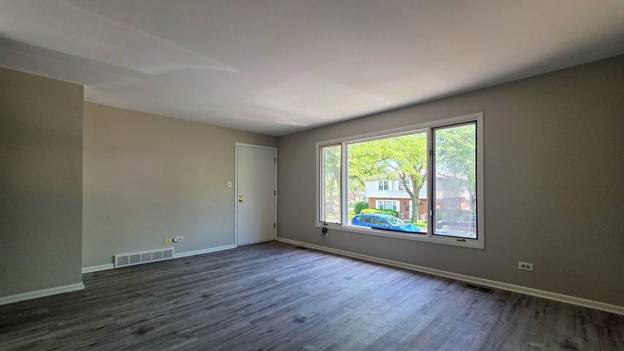 16724 Hillside Pl - Photo 3 of 15