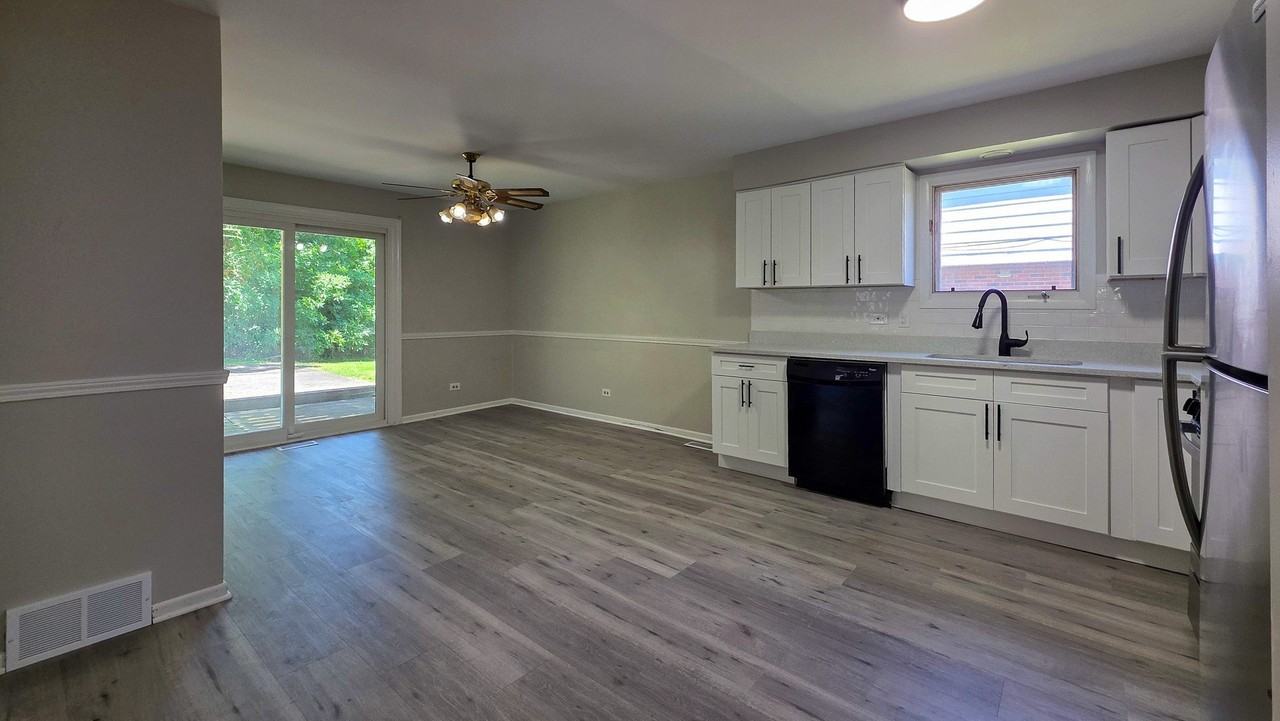 16724 Hillside Pl - Photo 4 of 15