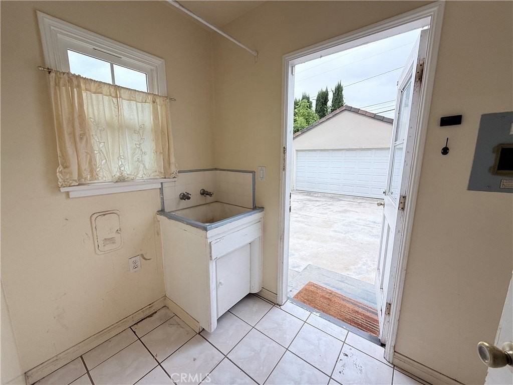 952 Balboa Dr - Photo 7 of 16