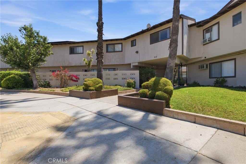 312 N Vecino Dr #18