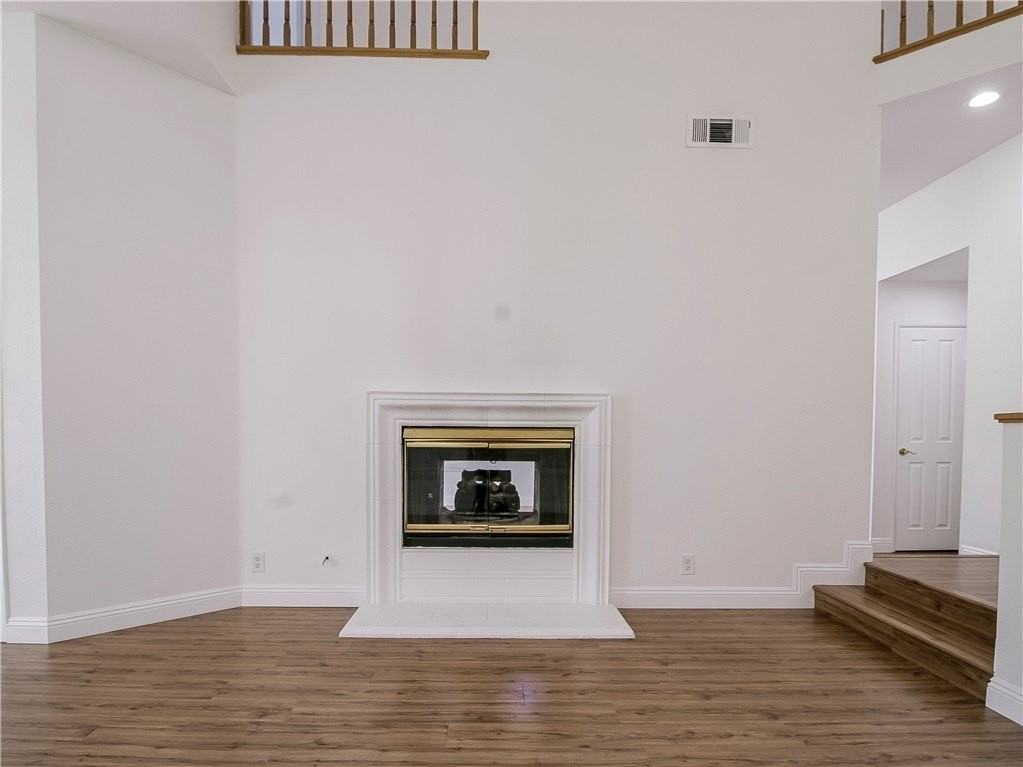 25035 Eaton Ln - Photo 6 of 29