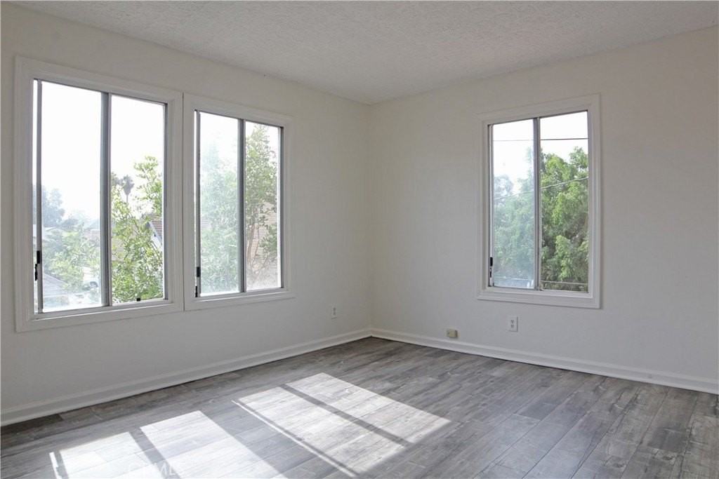 4055 Wall St - Photo 4 of 11